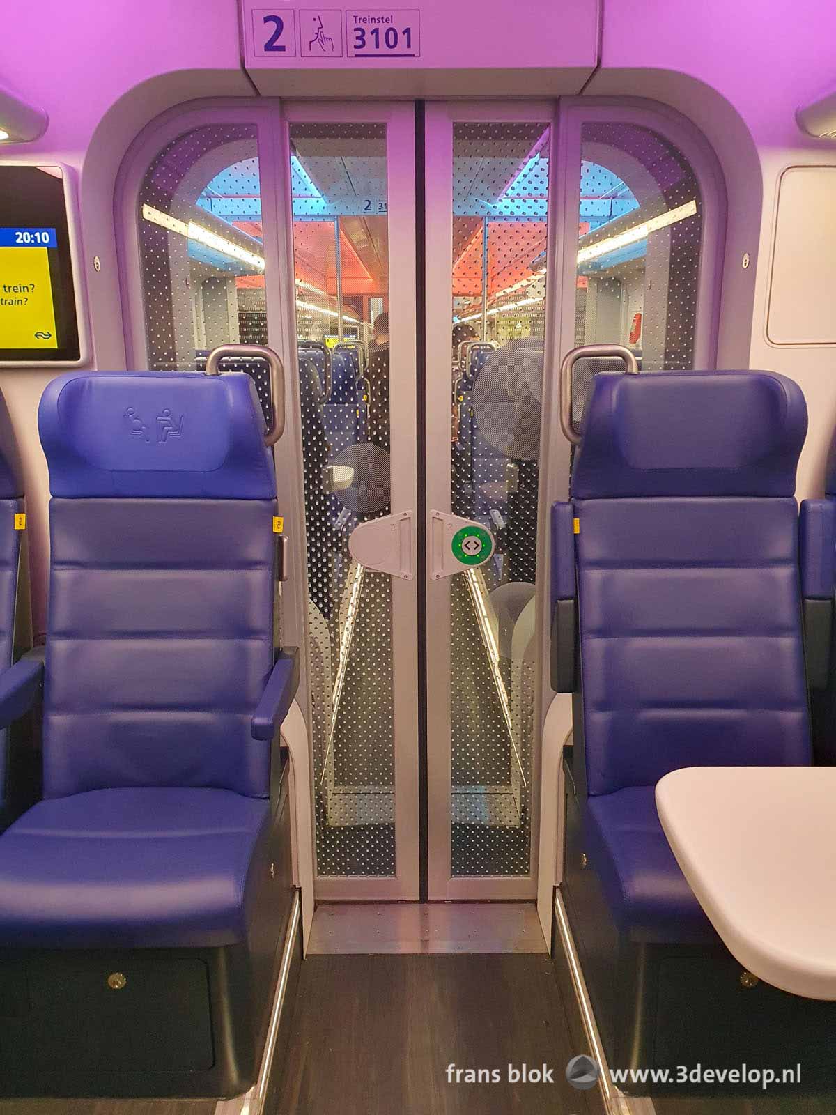 Trein-interieur van de Intercity Nieuwe Generatie van de Nederlandse Spoorwegen